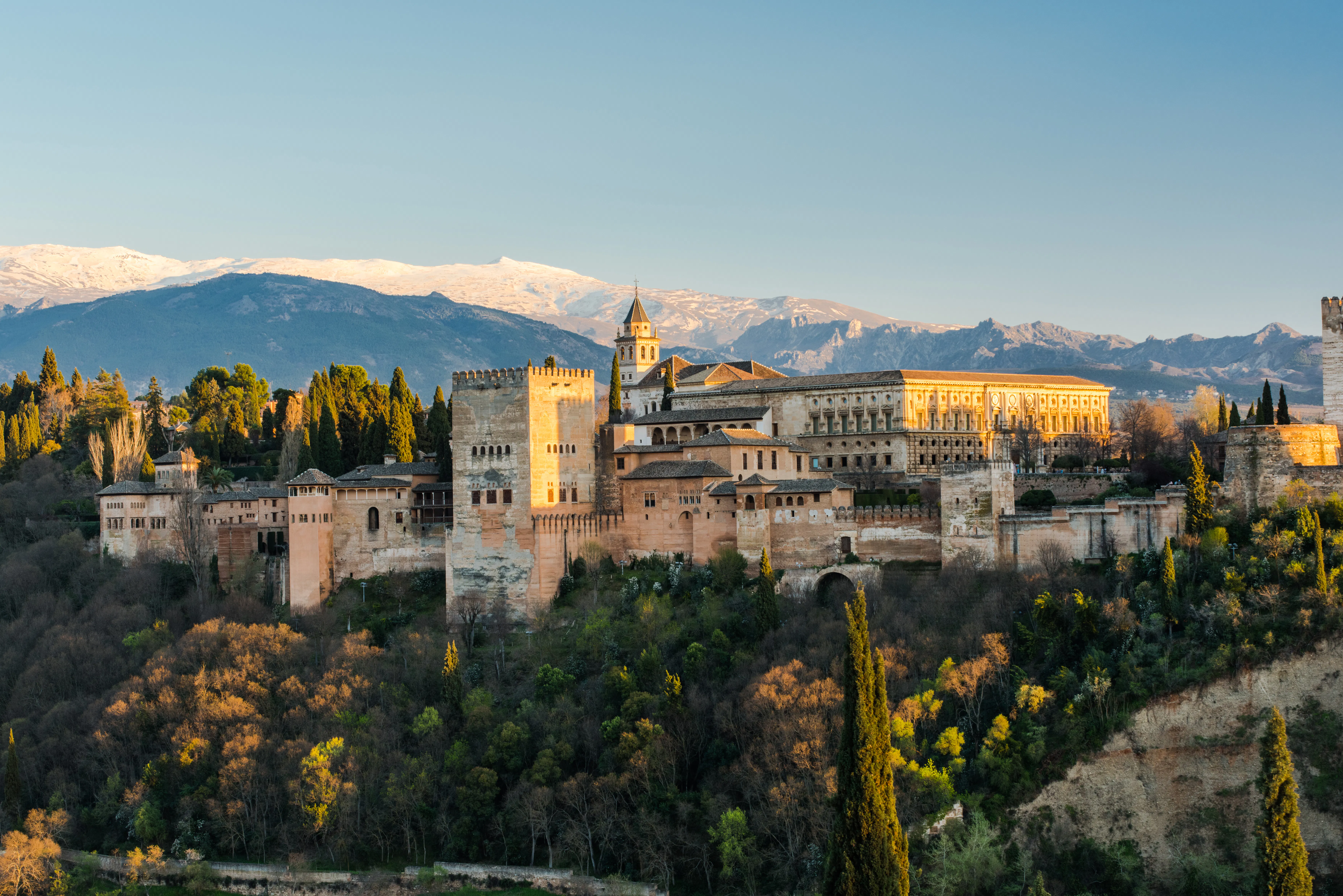 Aprenda espanhol em Granada e aproveite aulas imersivas, rica história, cultura de tapas e tradições andaluzas