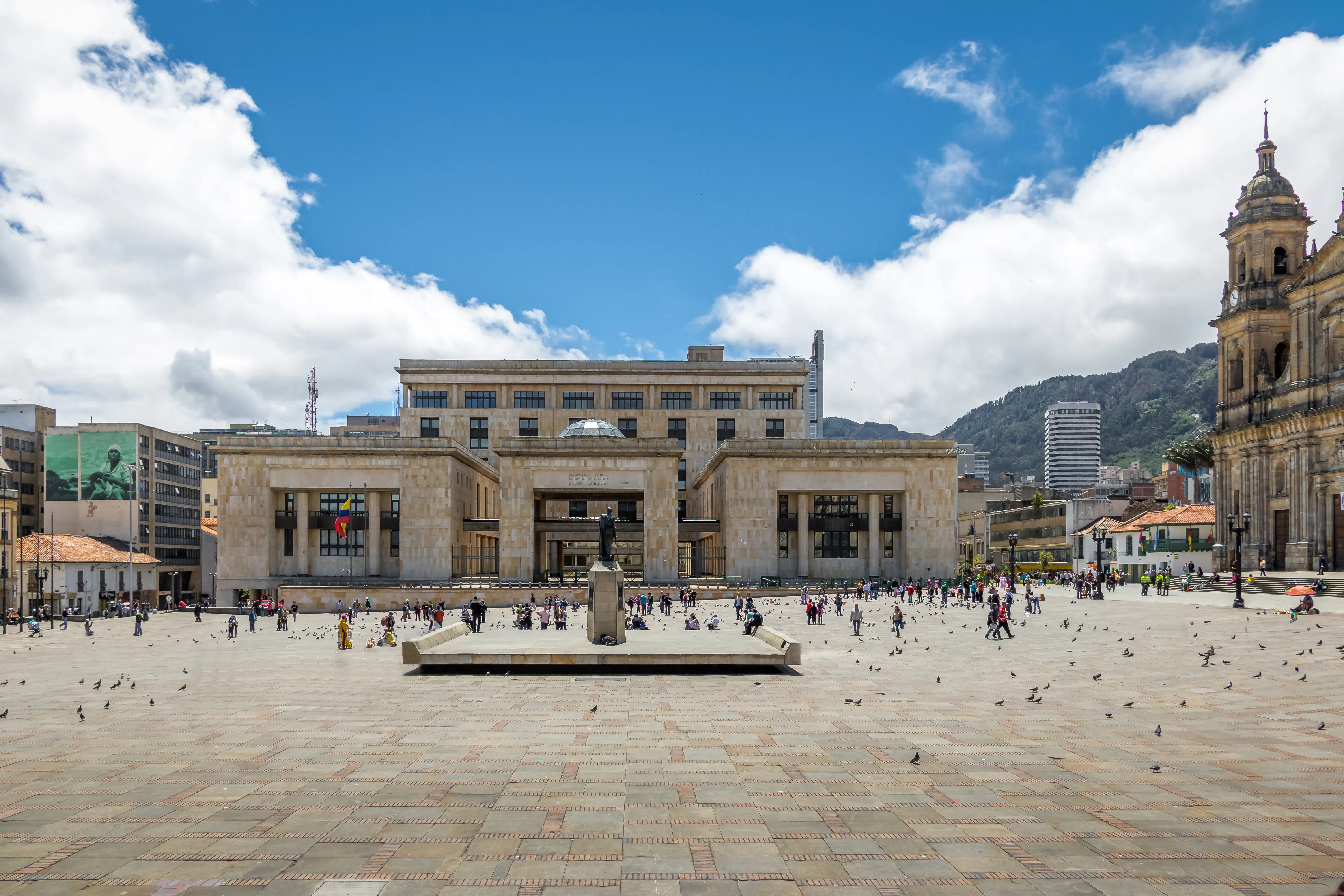Piazza storica con edifici governativi e cattedrale nel centro di una città latinoamericana