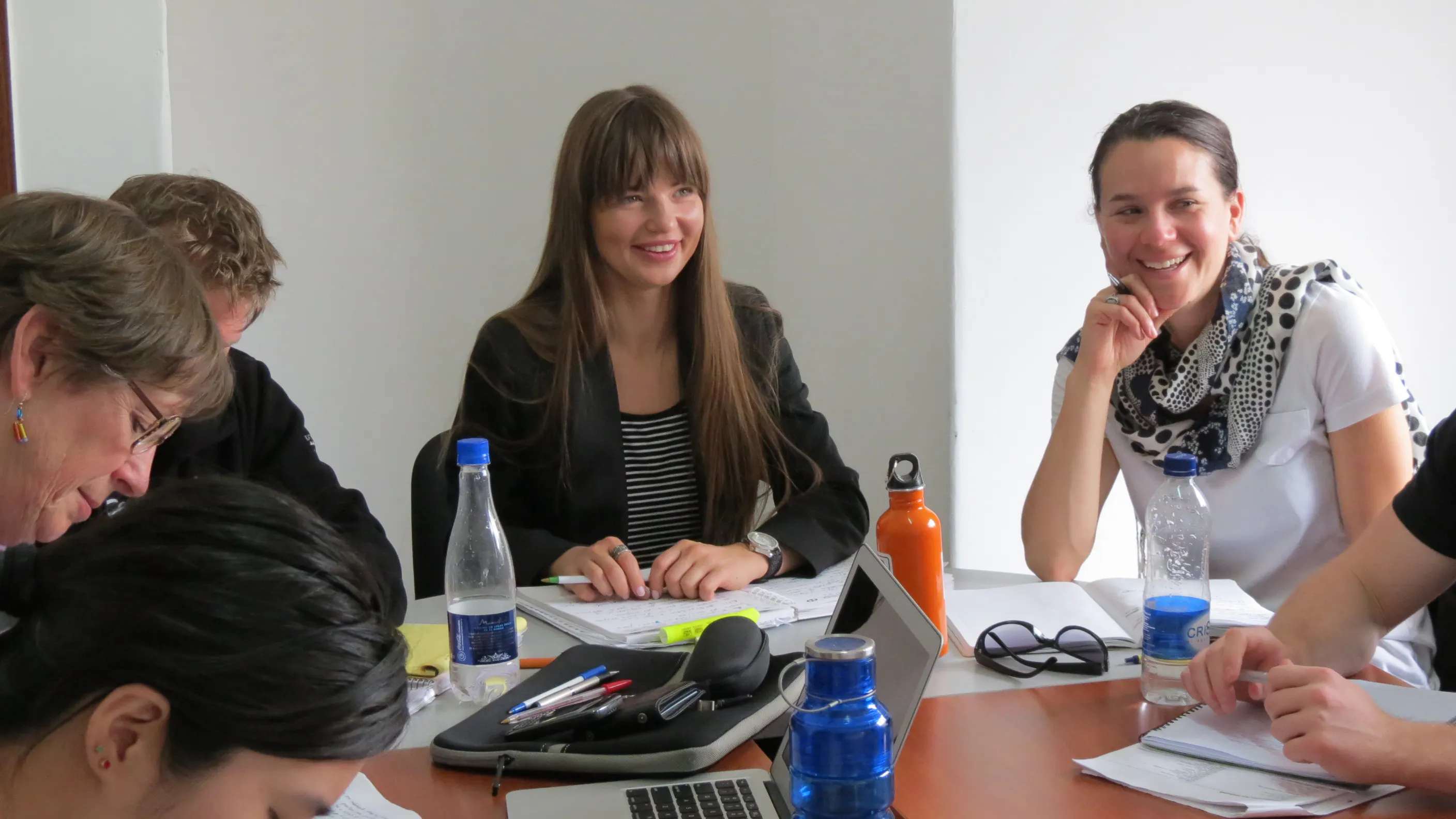 Studenti che sorridono e partecipano a una lezione di gruppo in aula