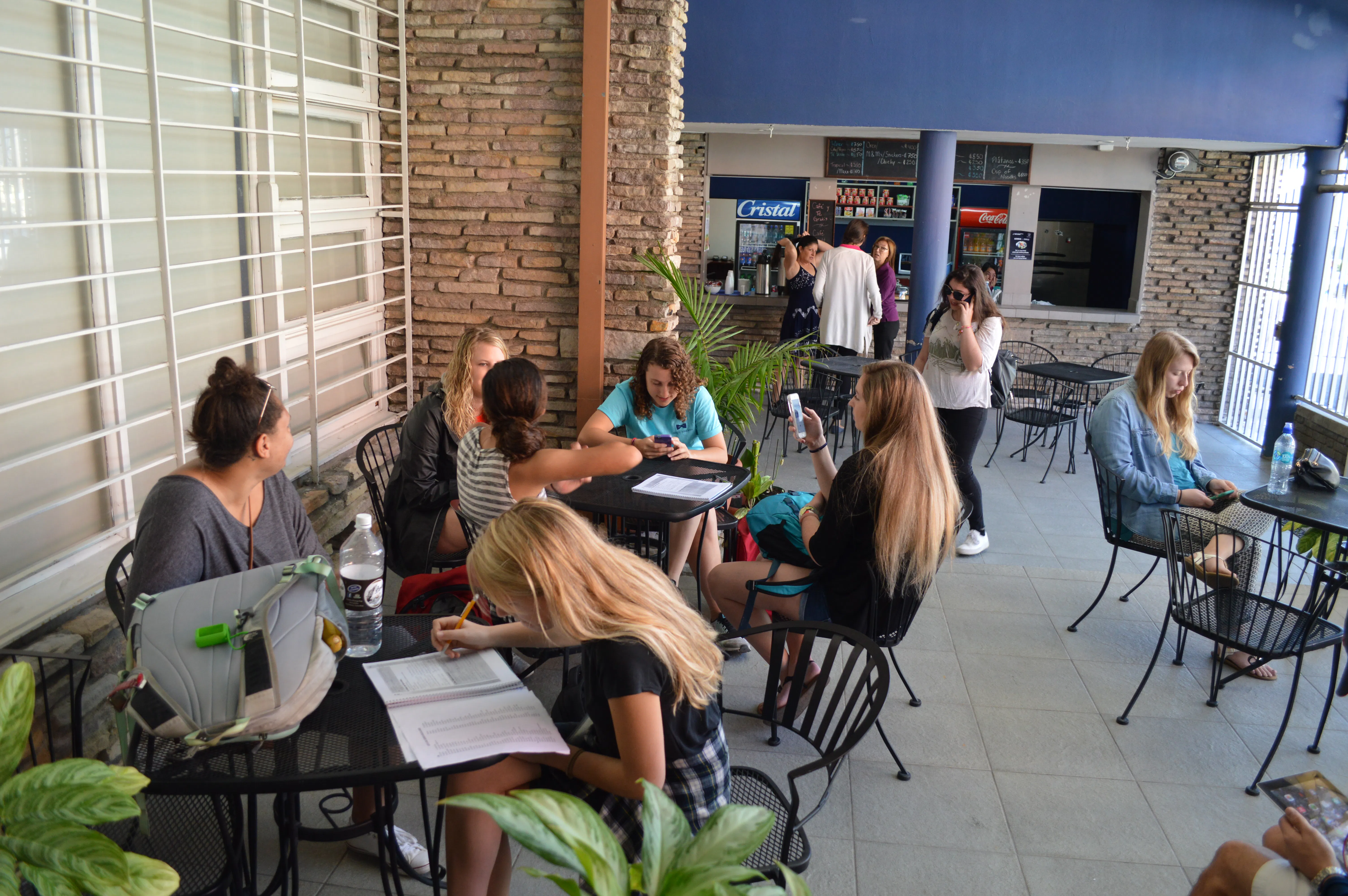 Studenti che chiacchierano e lavorano insieme su una terrazza scolastica all'aperto