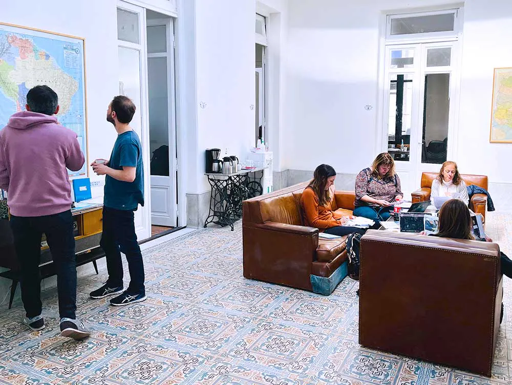 Studenti che lavorano e socializzano nelle aree comuni di una scuola moderna