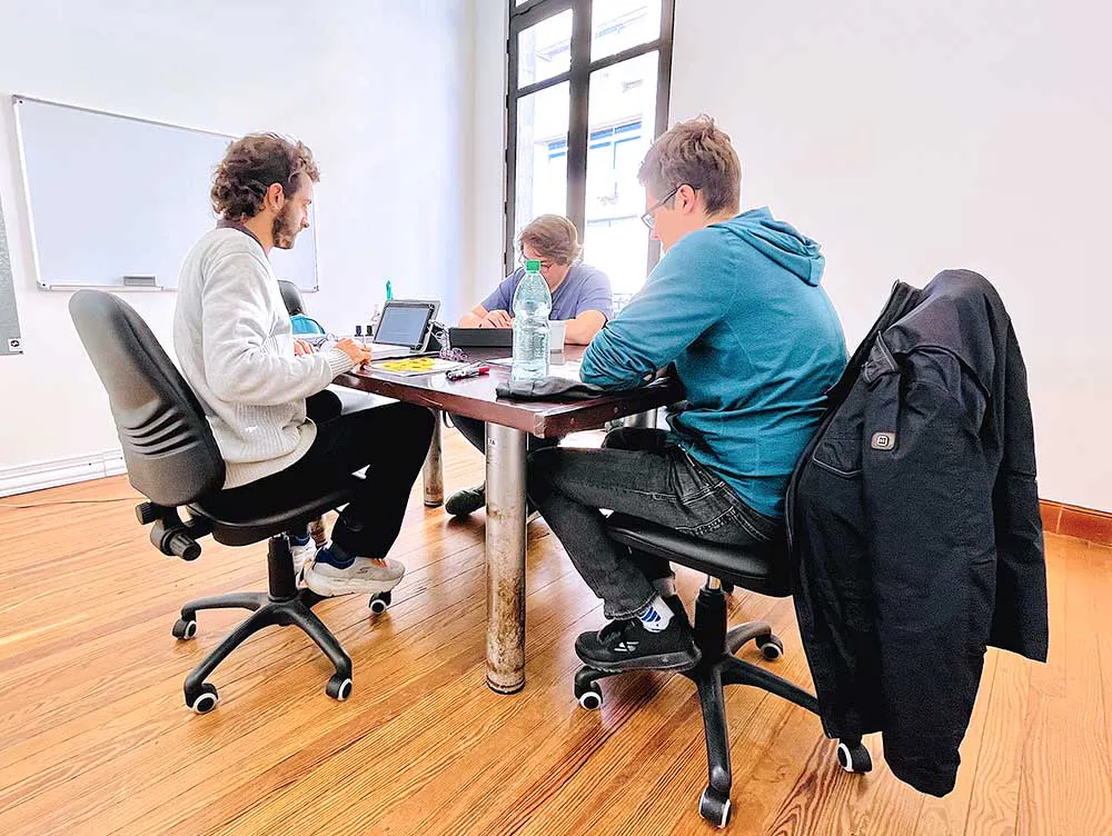 Studenti che lavorano insieme in una luminosa e moderna aula studio