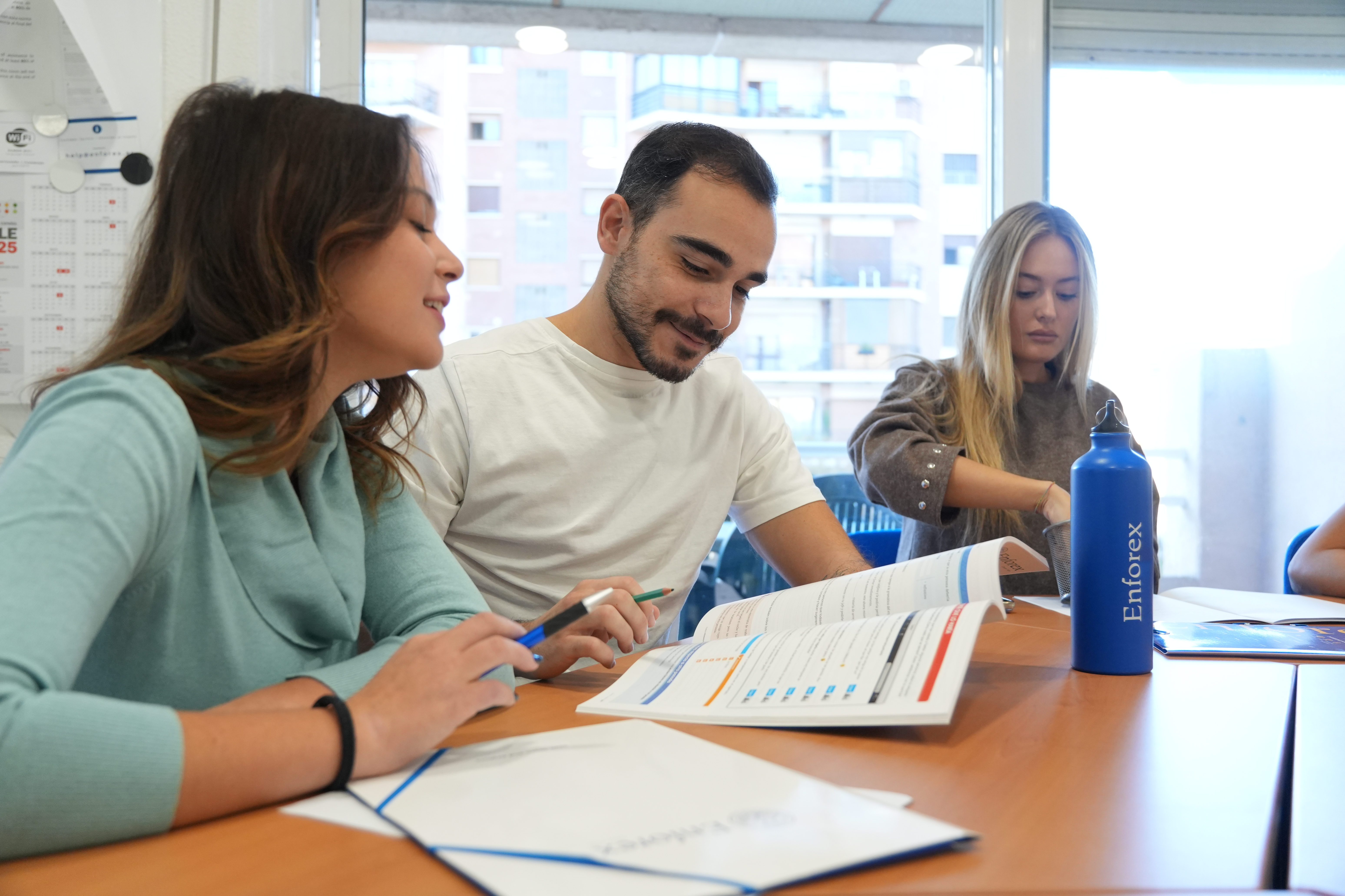 Estudantes assistindo aulas de espanhol em pequenos grupos interativos na Enforex