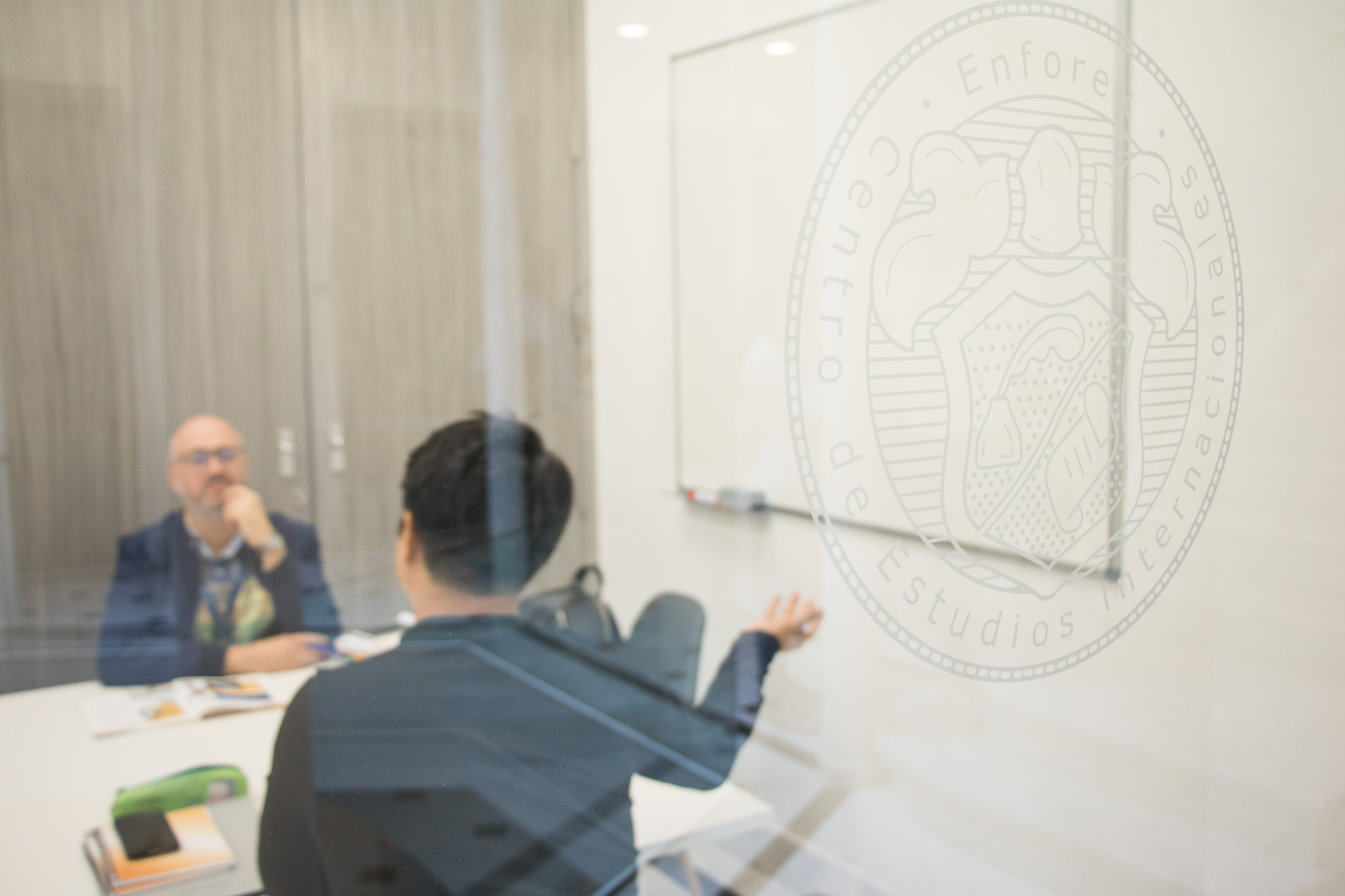 Lezione privata di spagnolo vista attraverso una finestra con il logo Enforex