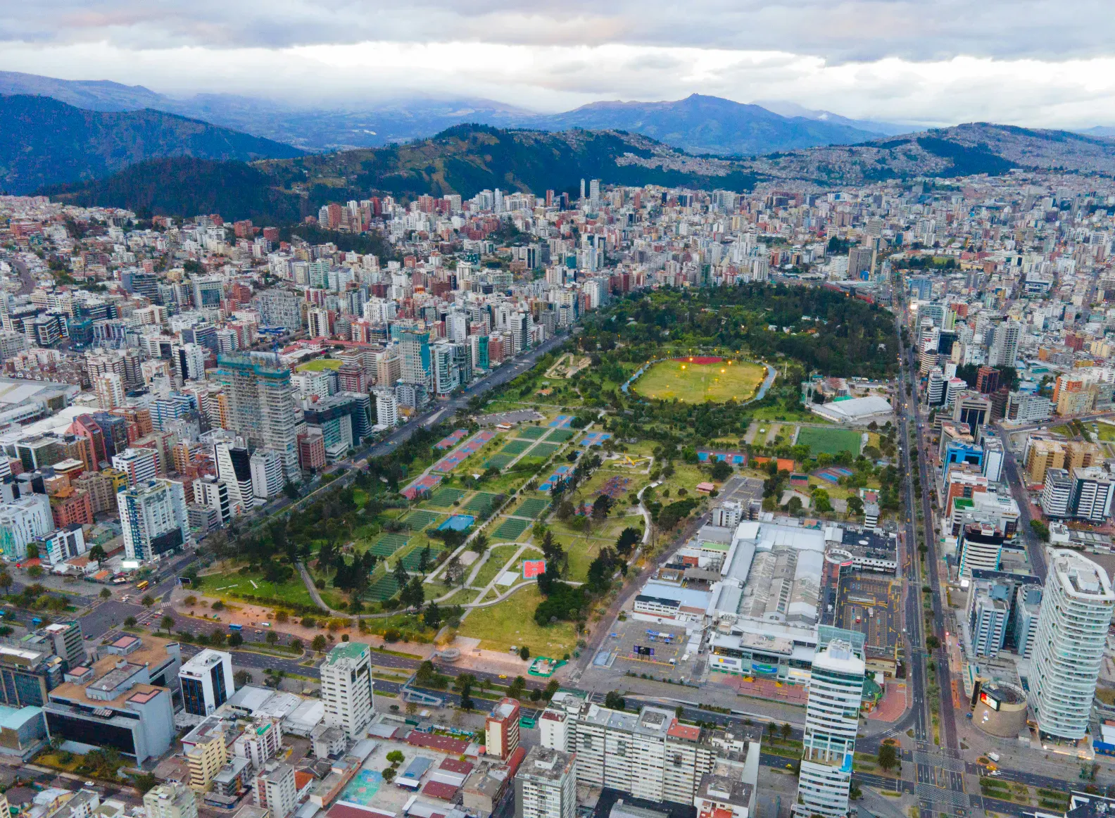 山々に囲まれたエクアドルの都市、広い大通りと都市の緑地