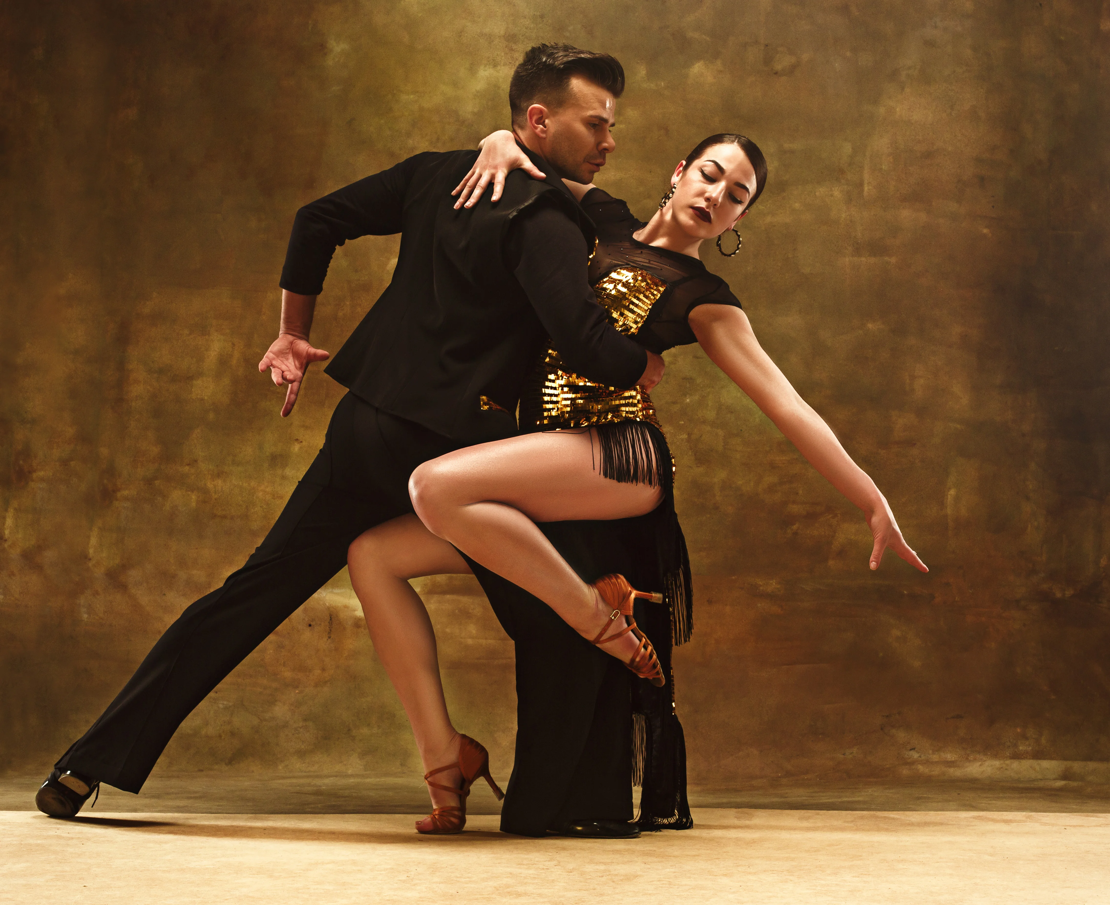Coppia che balla il tango in abiti eleganti durante una performance di danza
