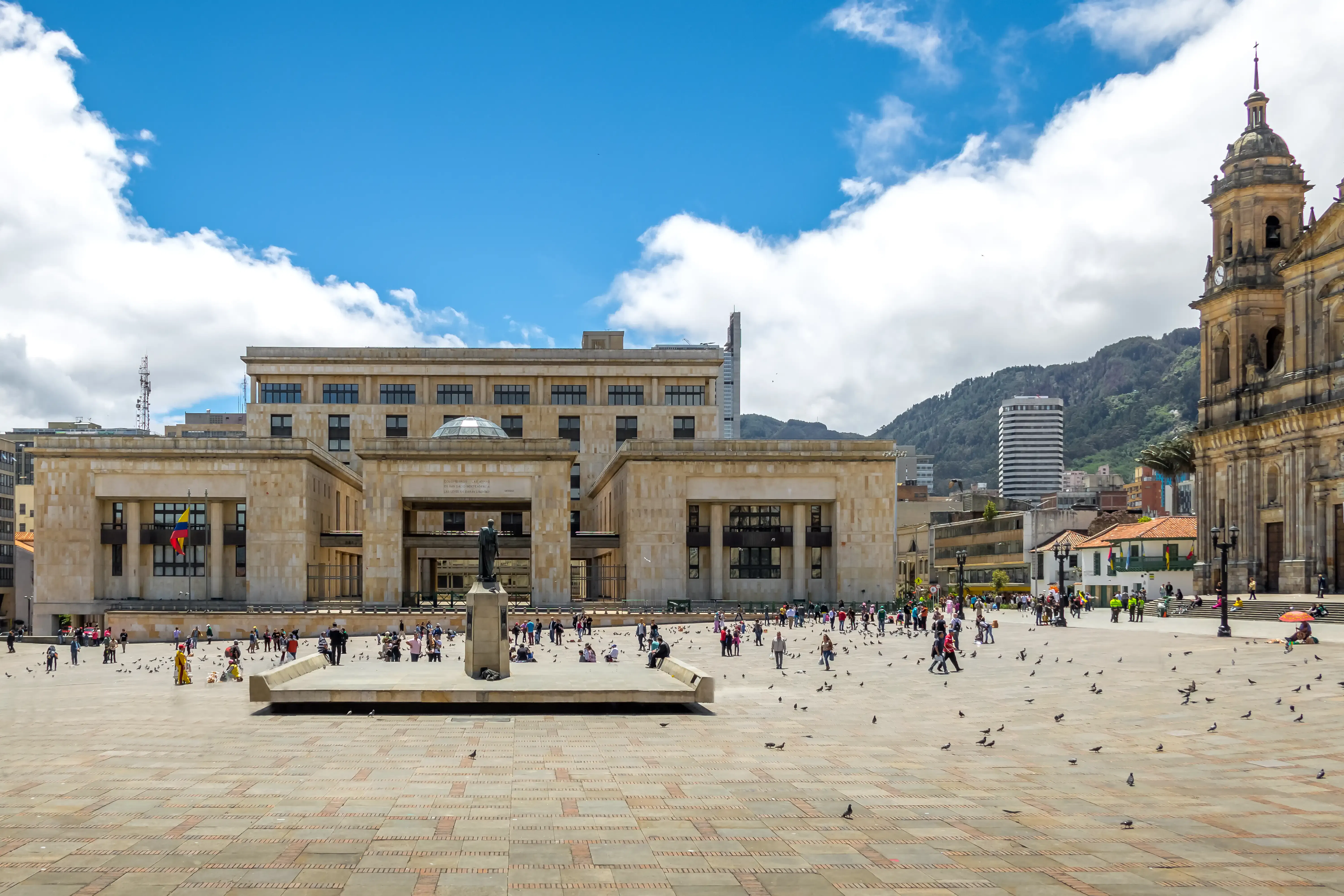 Piazza storica a Bogotá con edifici governativi e cattedrale nel centro della città
