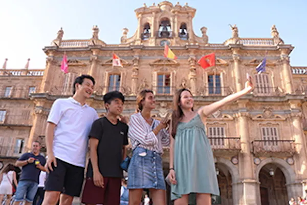 Grupo de jóvenes visitando la plaza mayor de Salamanca