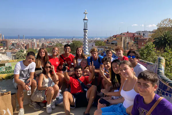 Grupo de jóvenes visitando el Parque Güell en Barcelona