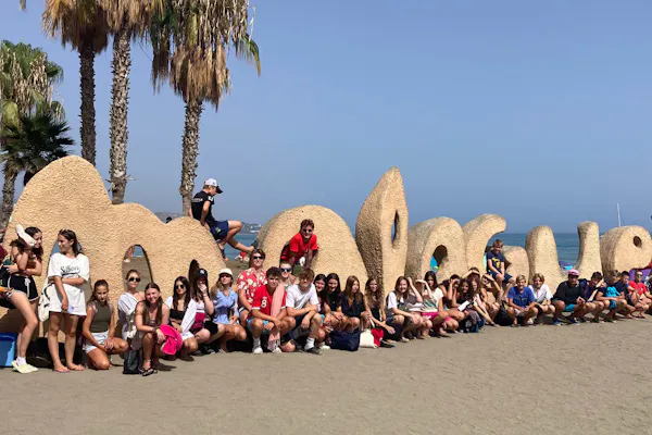 Grupo de jóvenes visitando la playa de Malagueta en Málaga