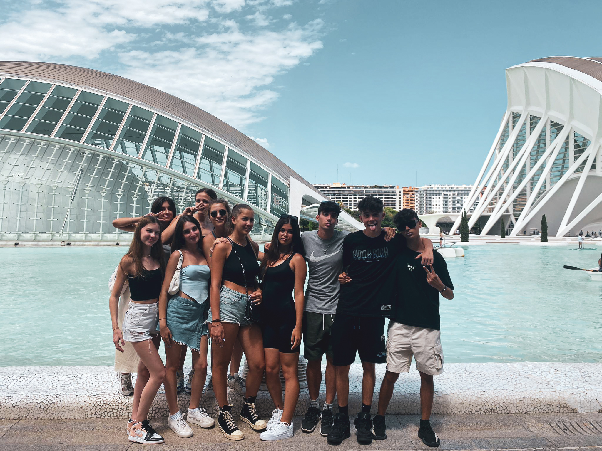 Gruppo di giovani che visita la Città della Luce a Valencia
