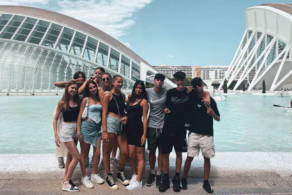 Grupo de jóvenes visitando la Ciudad de la Luz en Valencia