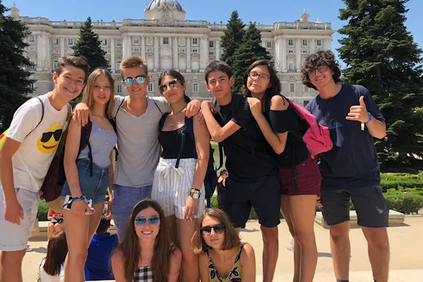 Grupo de jóvenes visitando Madrid