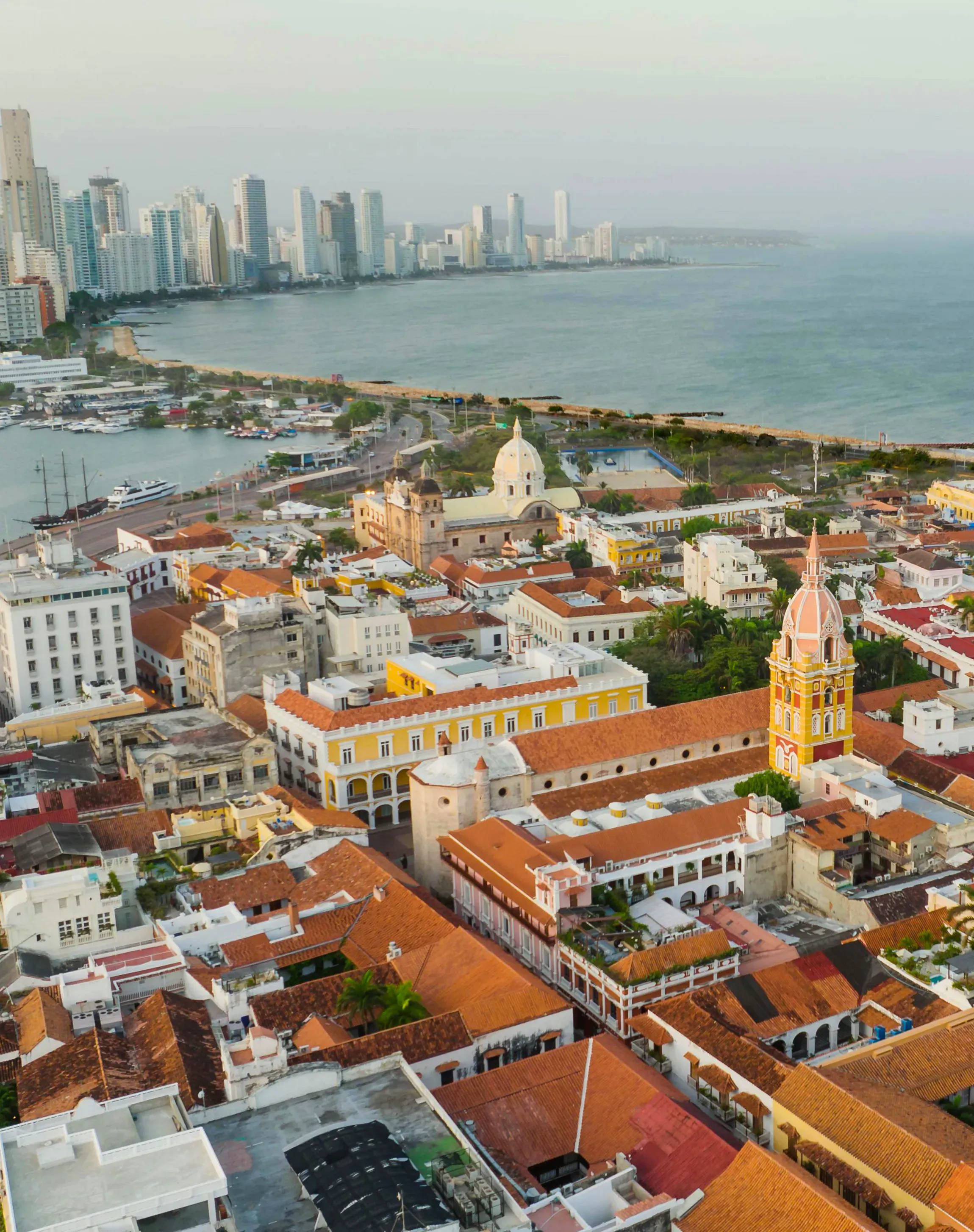 Città costiera con architettura coloniale, chiese storiche e il Mar dei Caraibi sullo sfondo
