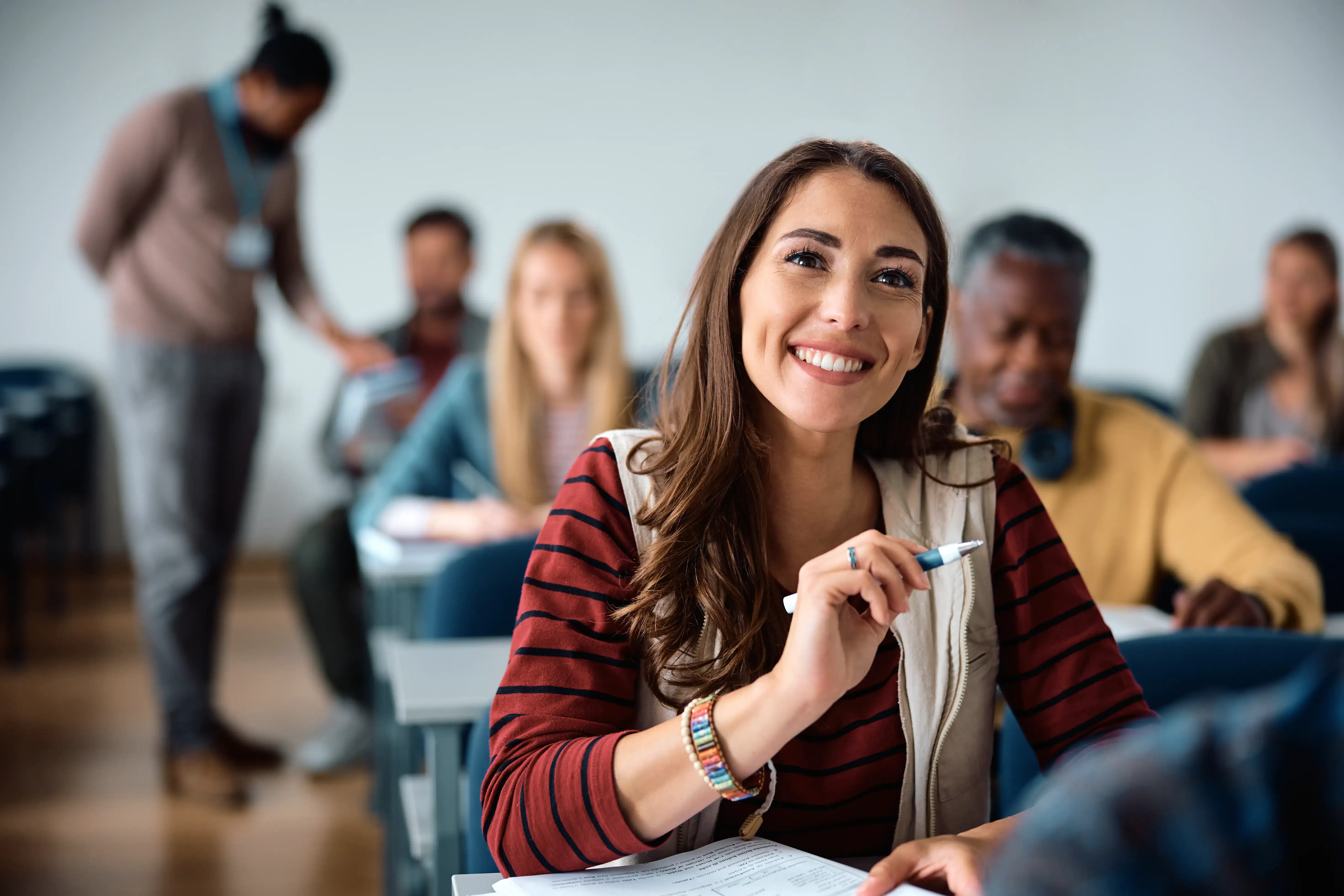 Studente sorridente che partecipa a una lezione in un'aula moderna