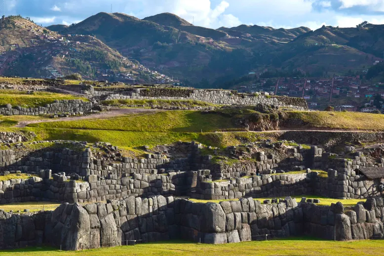 Rovine inca di Sacsayhuamán a Cusco circondate da montagne e paesaggi andini