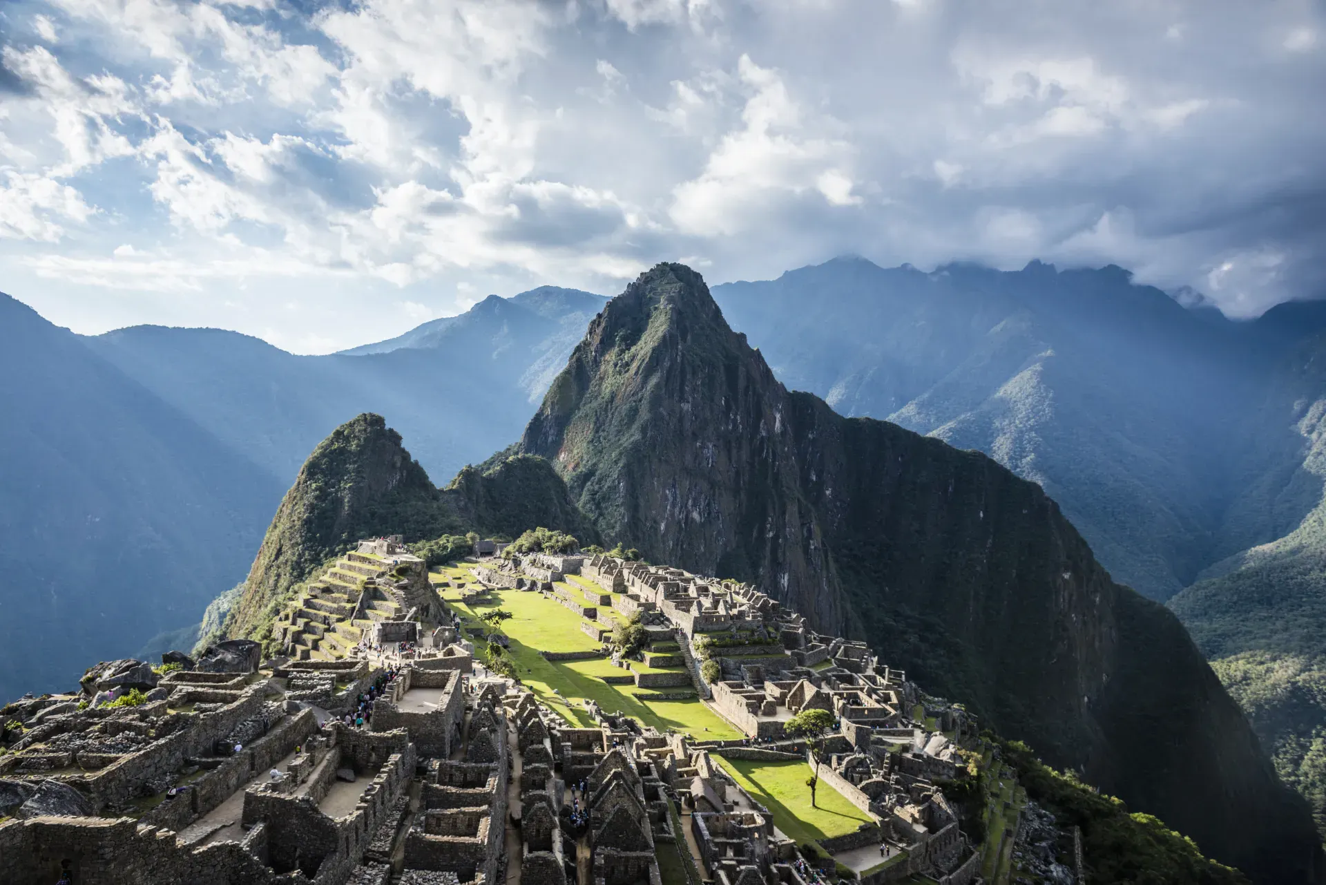 Cusco è il punto di partenza ideale per viaggi indimenticabili a Machu Picchu, le Rainbow Mountains e spettacolari sentieri di trekking attraverso le Andes