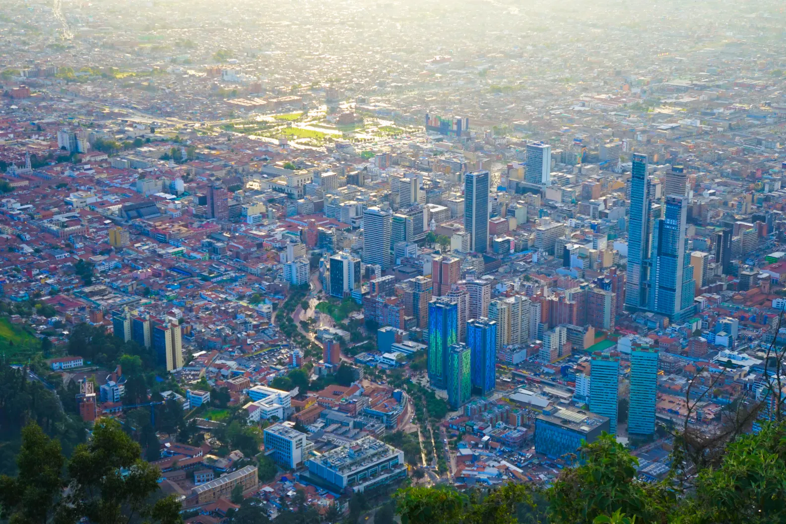 Vista aerea di una grande città latinoamericana con grattacieli e aree urbane densamente popolate