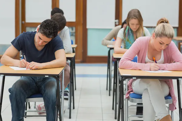 studenti concentrati su un esame