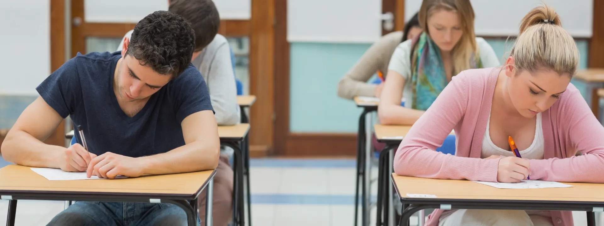 estudiantes concentrados en un examen