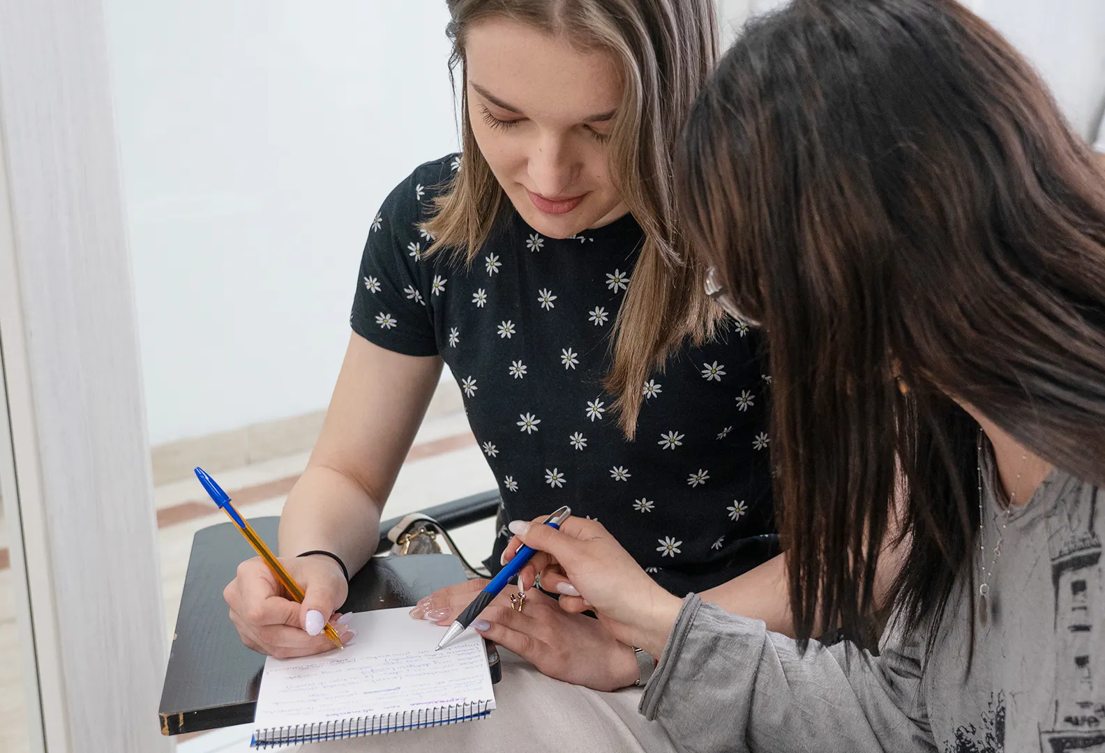 Estudantes do sexo feminino aprendendo espanhol em Madrid enquanto desfrutam de aulas imersivas, cultura e amizades internacionais