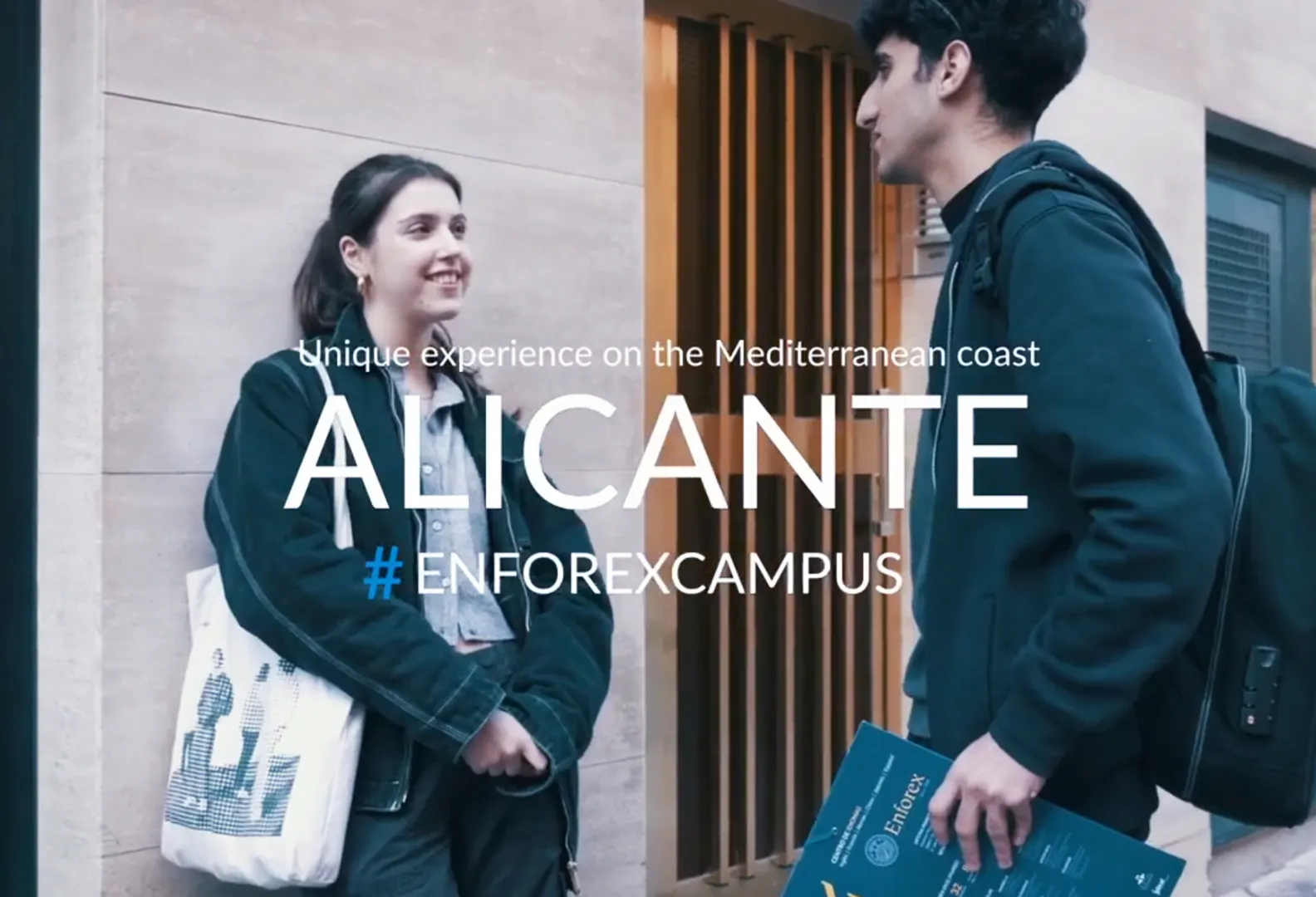 Vídeo do Vimeo sobre aprender espanhol em Alicante com cultura mediterrânea, praias e atmosfera escolar