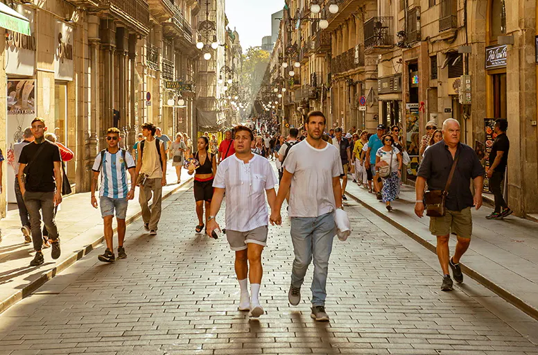 Famoso passeio de Las Ramblas em Barcelona com ruas animadas, cultura local, lojas e atmosfera mediterrânea