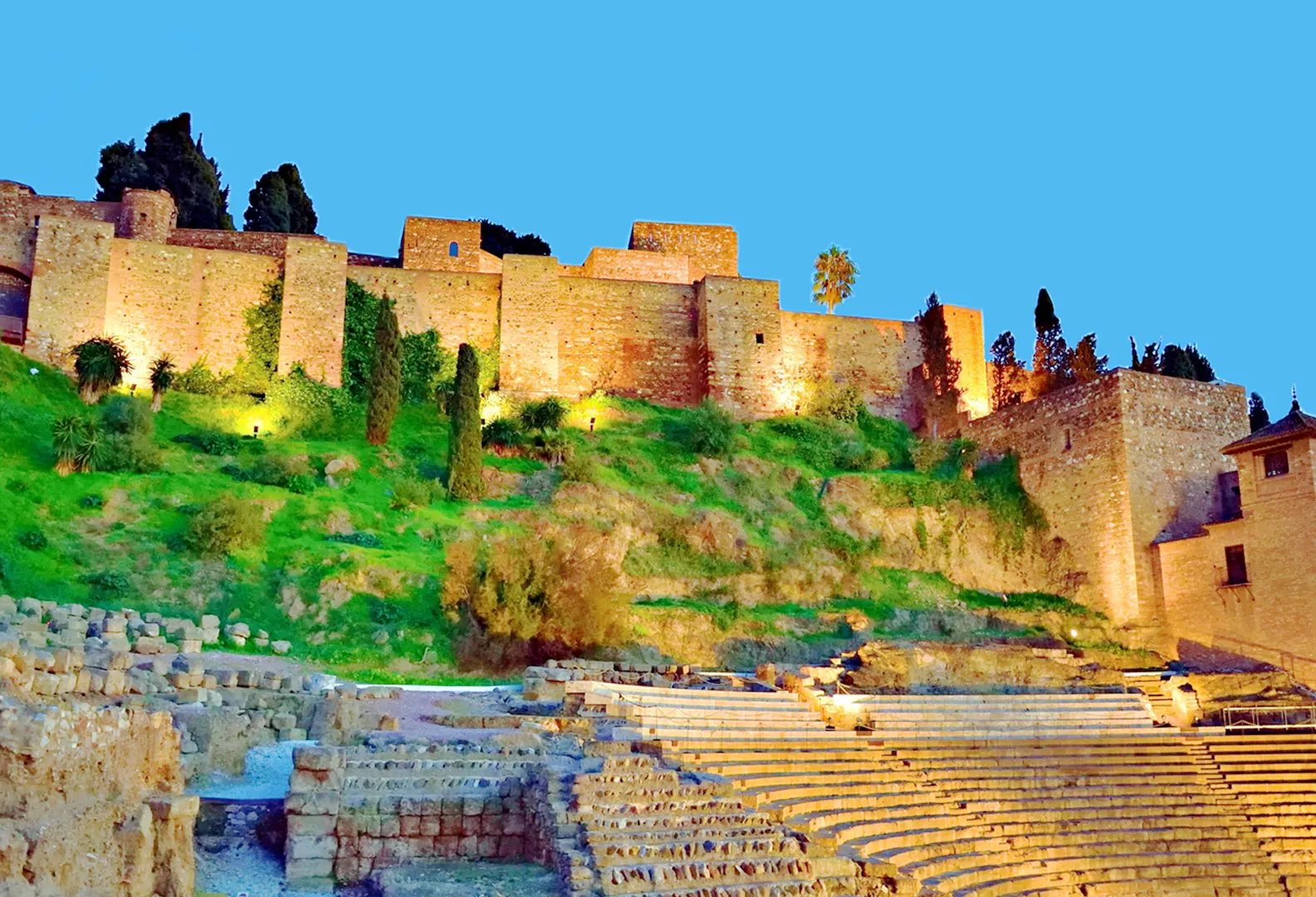 Aprenda espanhol em Málaga por meio de experiências culturais, aulas imersivas e tradições mediterrâneas autênticas