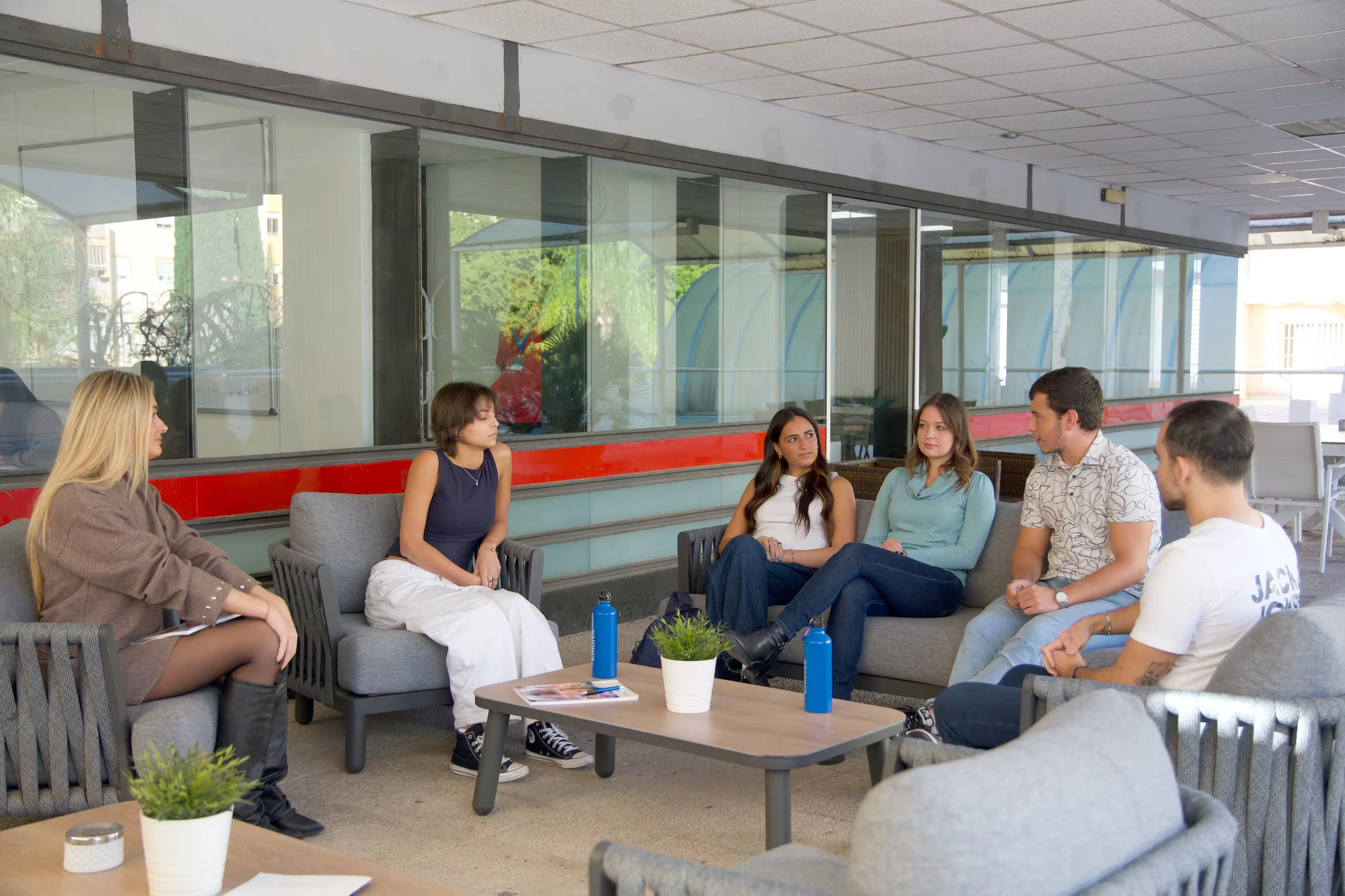 Alunos sorridentes em nossa escola de espanhol em Marbella desfrutando de aulas imersivas, amizades internacionais e a vida mediterrânea.