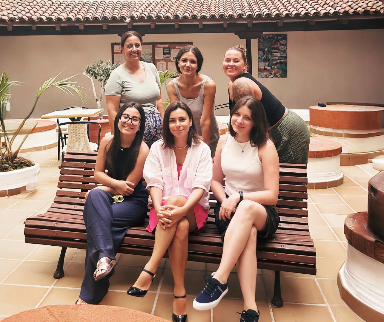 Meninas se divertindo no terraço da escola de Tenerife
