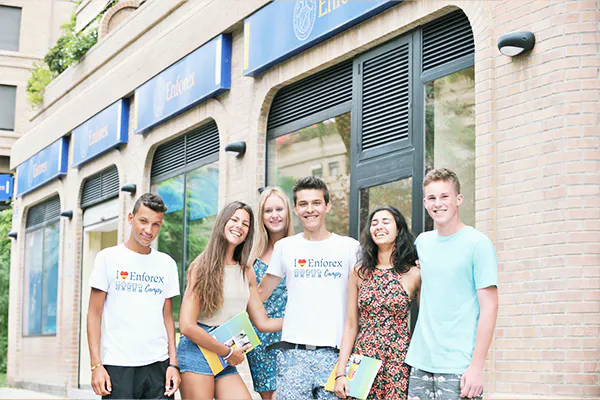 Alunos aprendendo espanhol nos acampamentos Enforex em Valência