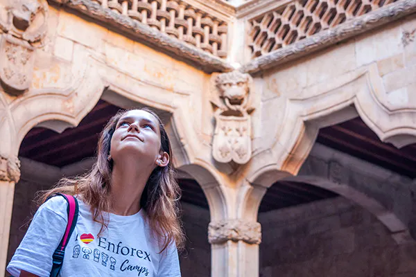 Estudante visitando a parte antiga de Salamanca