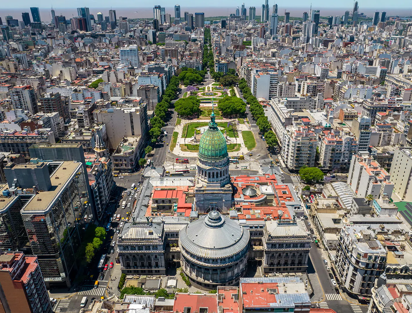 Vista aerea del Congresso Nazionale e di un'ampia avenue circondata da edifici in una città latinoamericana