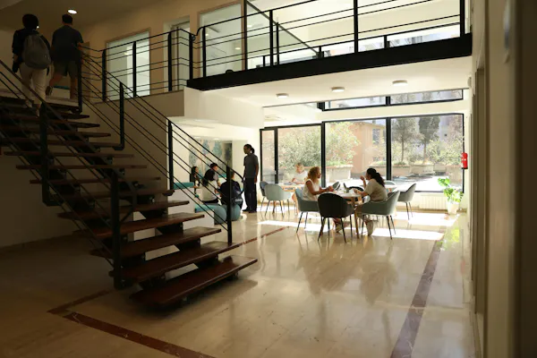 Estudantes interagindo na área comum de uma escola Enforex, socializando e praticando espanhol em um ambiente descontraído e multicultural