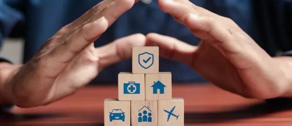 Conceito de seguro de viagem ilustrando proteção à saúde, cobertura contra acidentes e assistência em viagem, representando serviços de seguro médico e de viagem