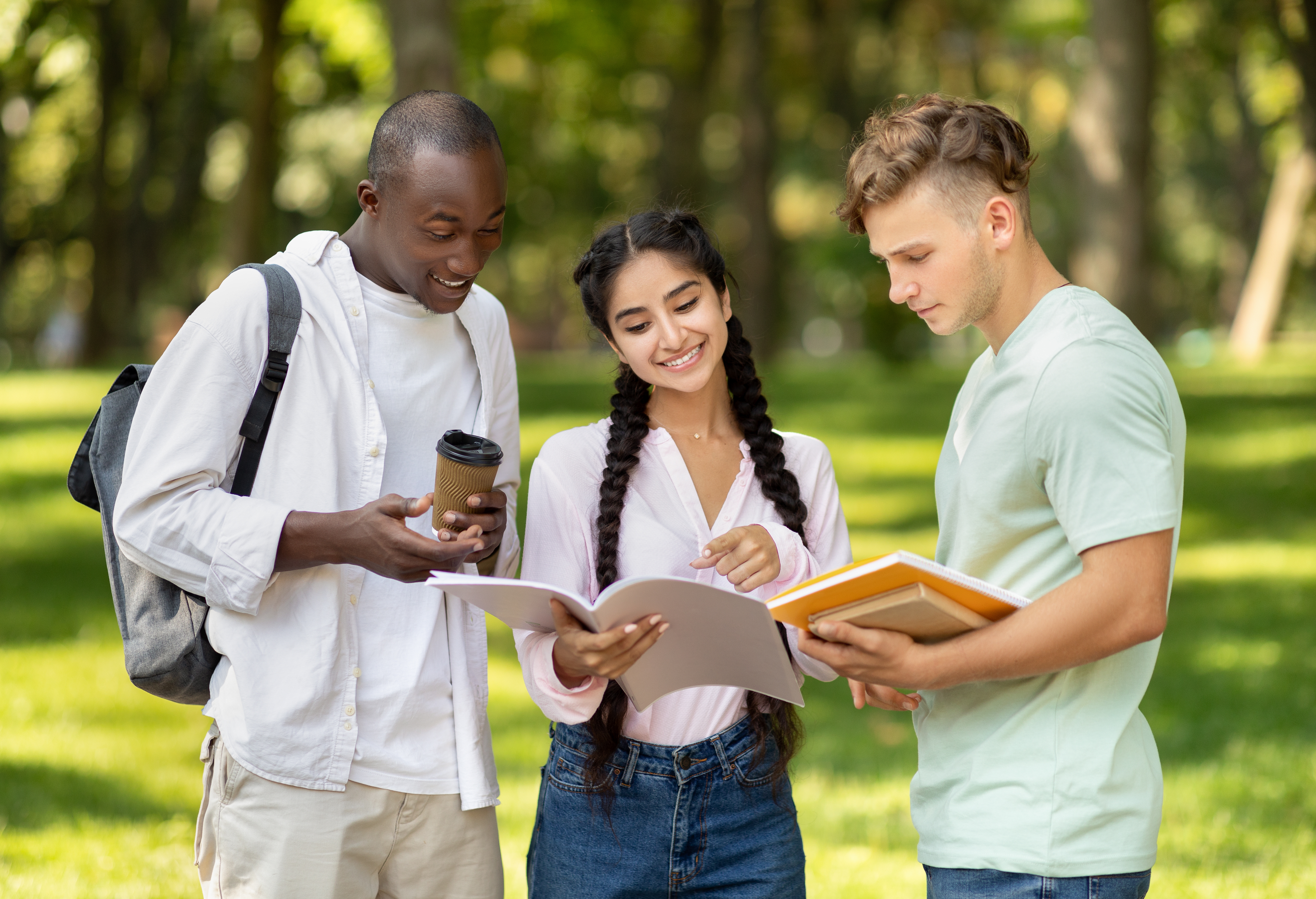 Grupo de estudantes indo para a aula, representando bolsas e subsídios que apoiam o acesso ao ensino superior e a oportunidades de estudo internacional