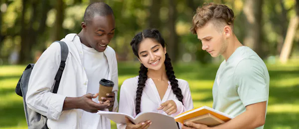 Grupo de estudantes indo para a aula, representando bolsas e subsídios que apoiam o acesso ao ensino superior e a oportunidades de estudo internacional