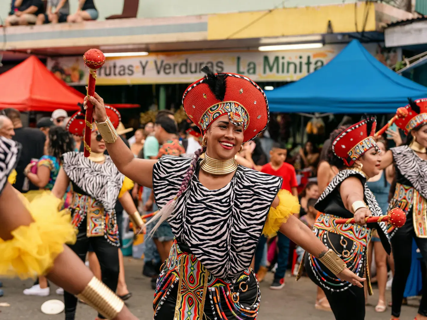 Persone che ballano in costumi tradizionali durante un colorato festival culturale