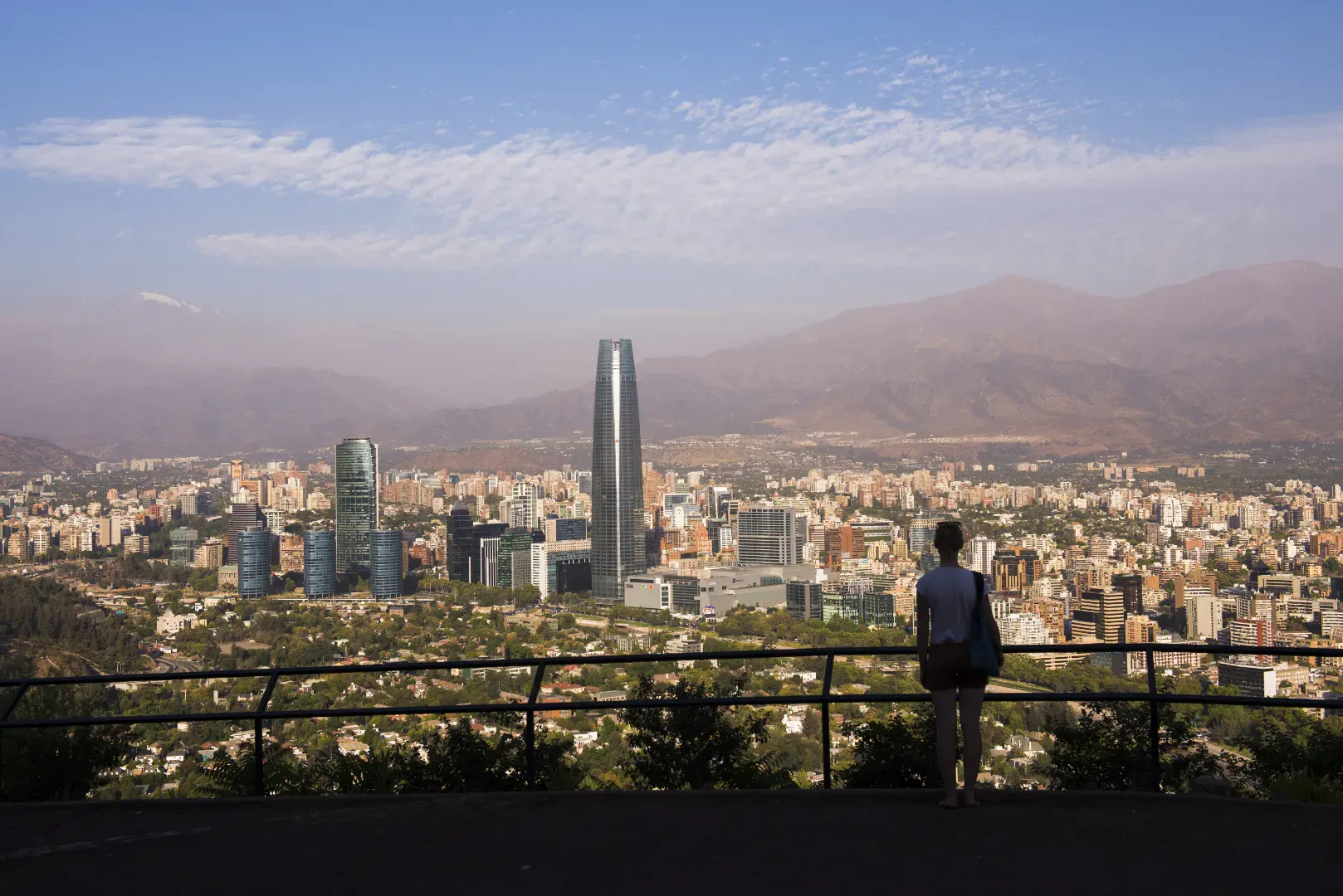 Persona che osserva una grande città latinoamericana da un punto panoramico