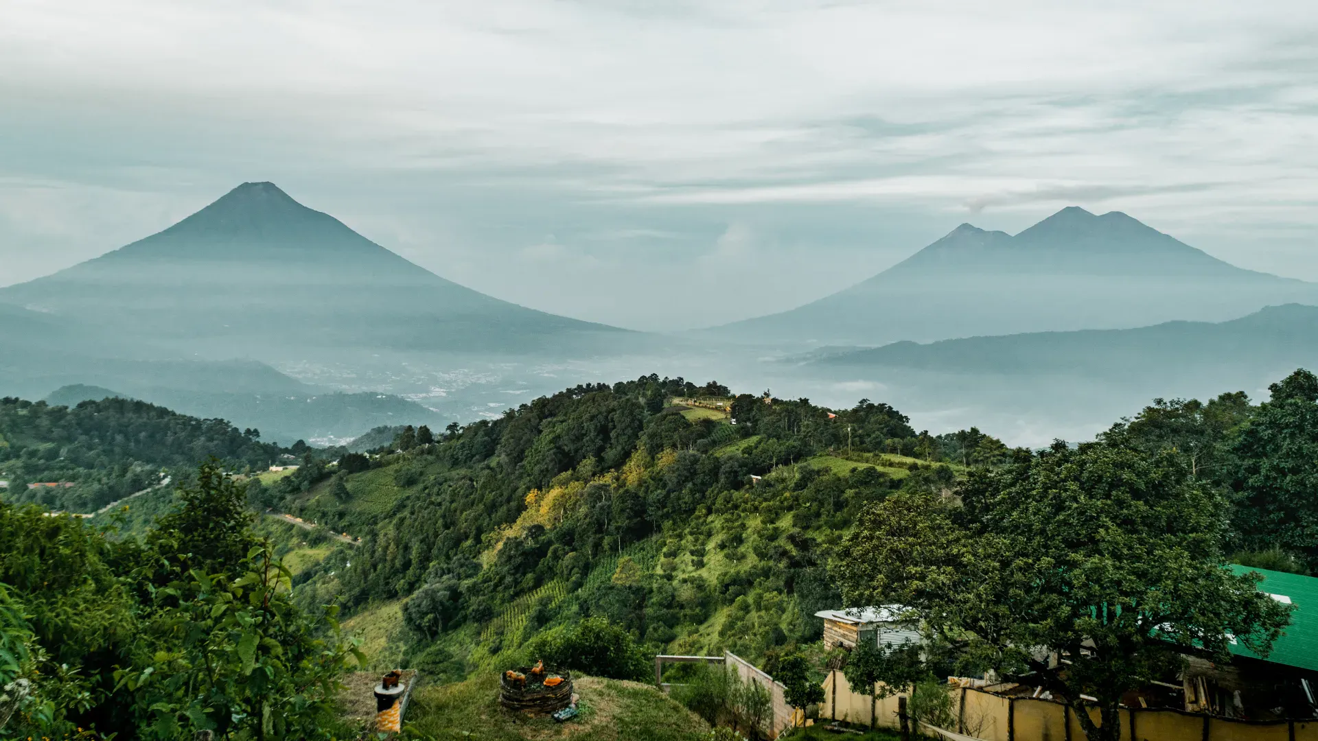 Paesaggio vulcanico in Guatemala con montagne lussureggianti e scenari nebbiosi