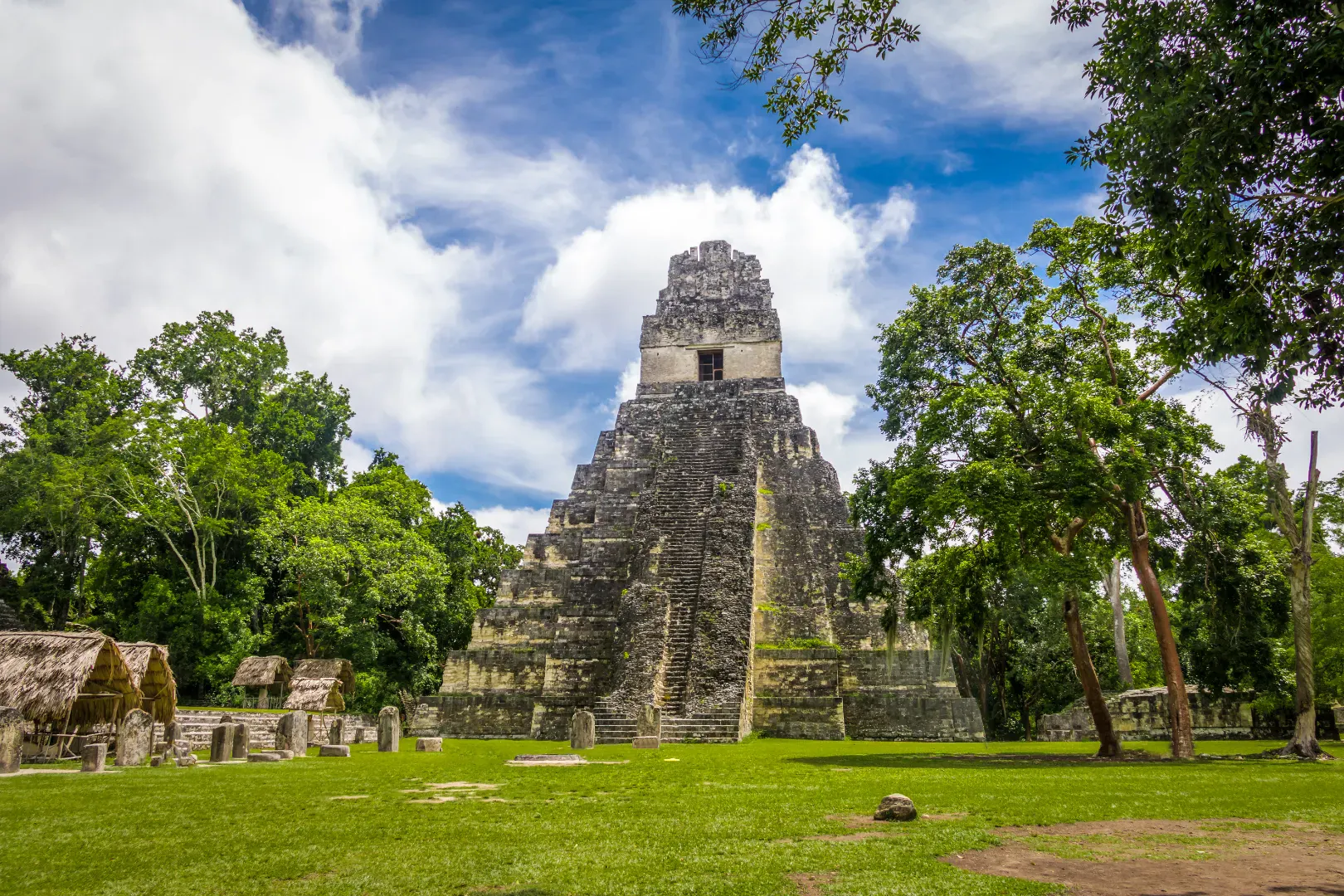 Piramide maya in Guatemala circondata dalla giungla e rovine archeologiche storiche