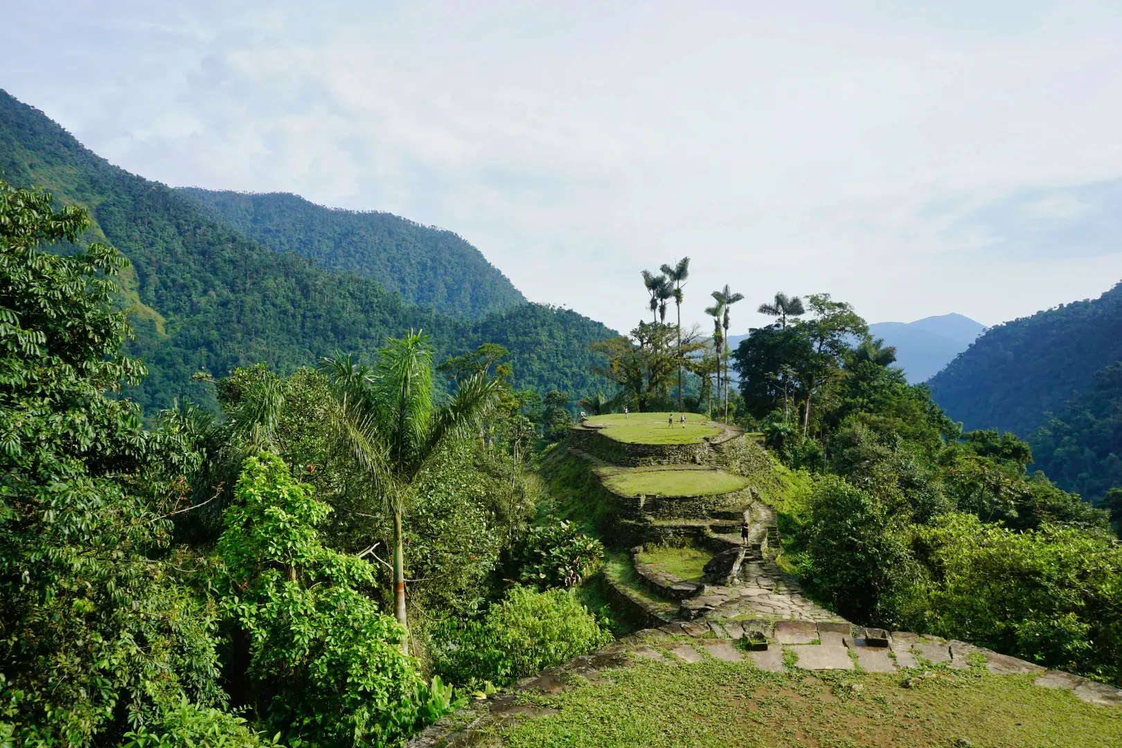 Rovine archeologiche circondate da giungla e montagne in un paesaggio naturale tropicale