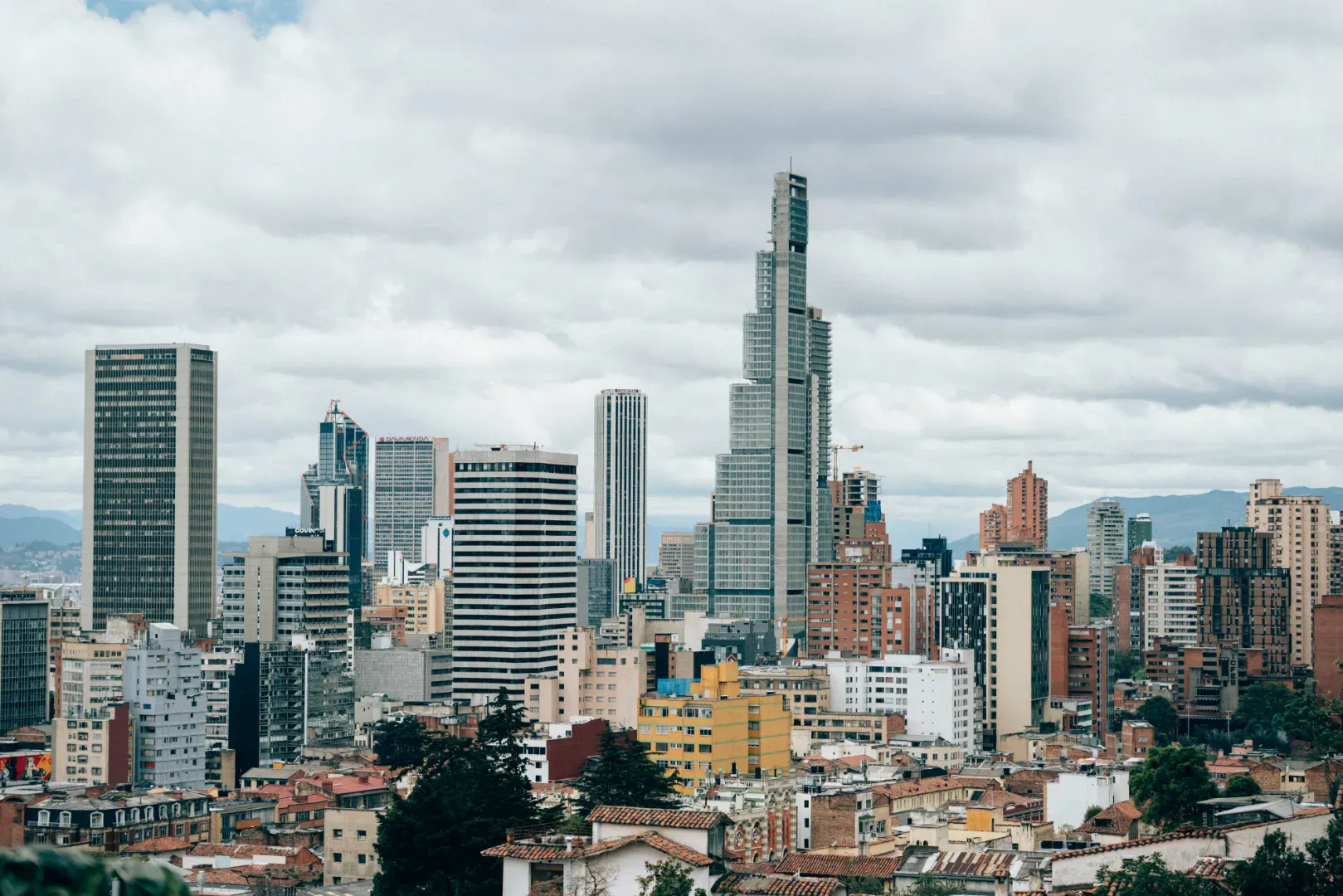 Skyline urbana con grattacieli moderni ed edifici residenziali sotto un cielo nuvoloso