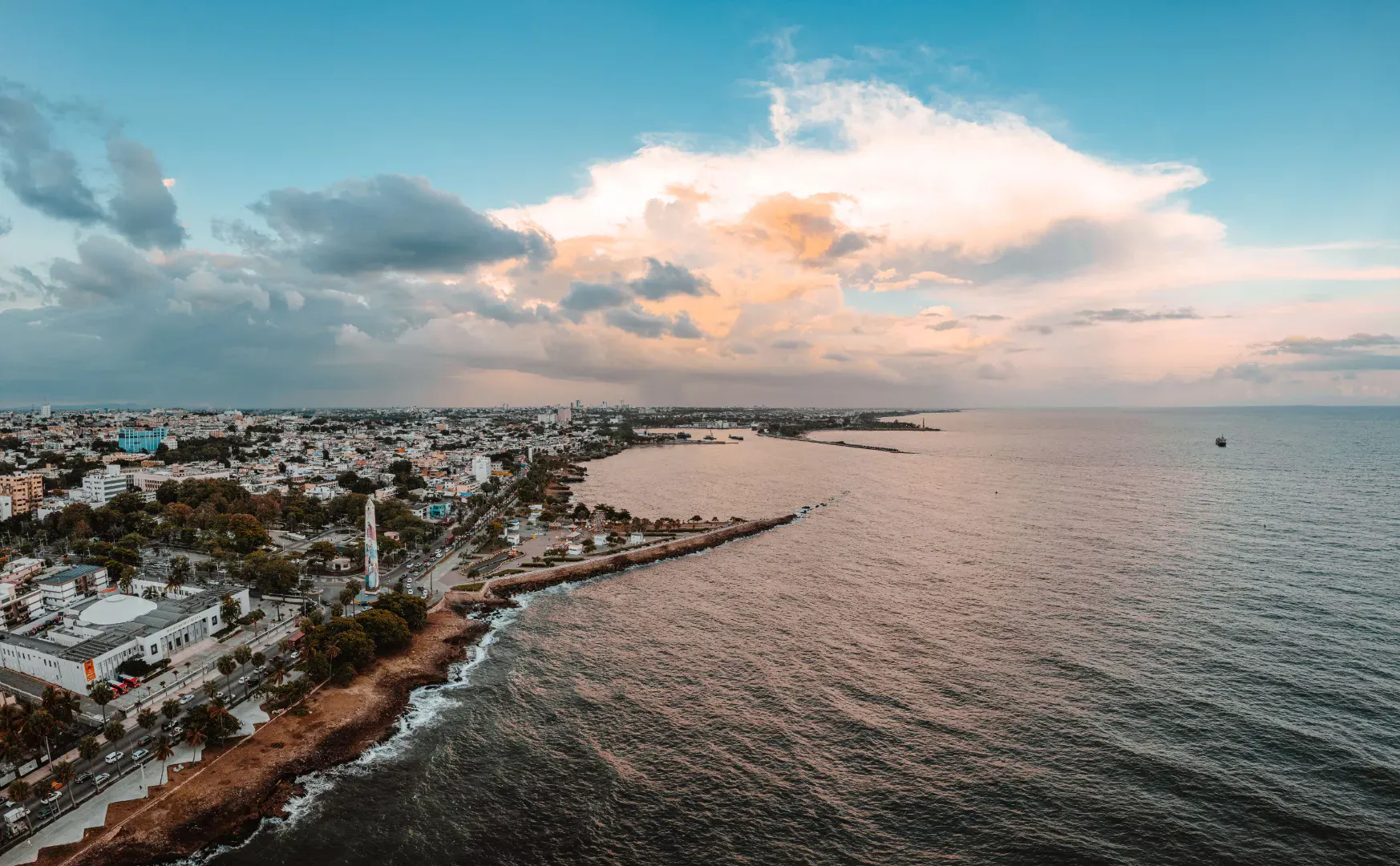 穏やかな海と夕日が沈む沿岸都市があるドミニカ共和国の海岸線