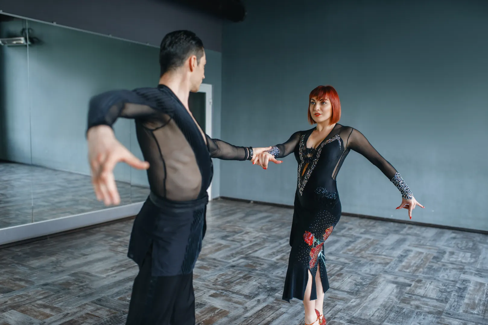 Coppia che balla il tango in uno studio di danza durante una prova artistica