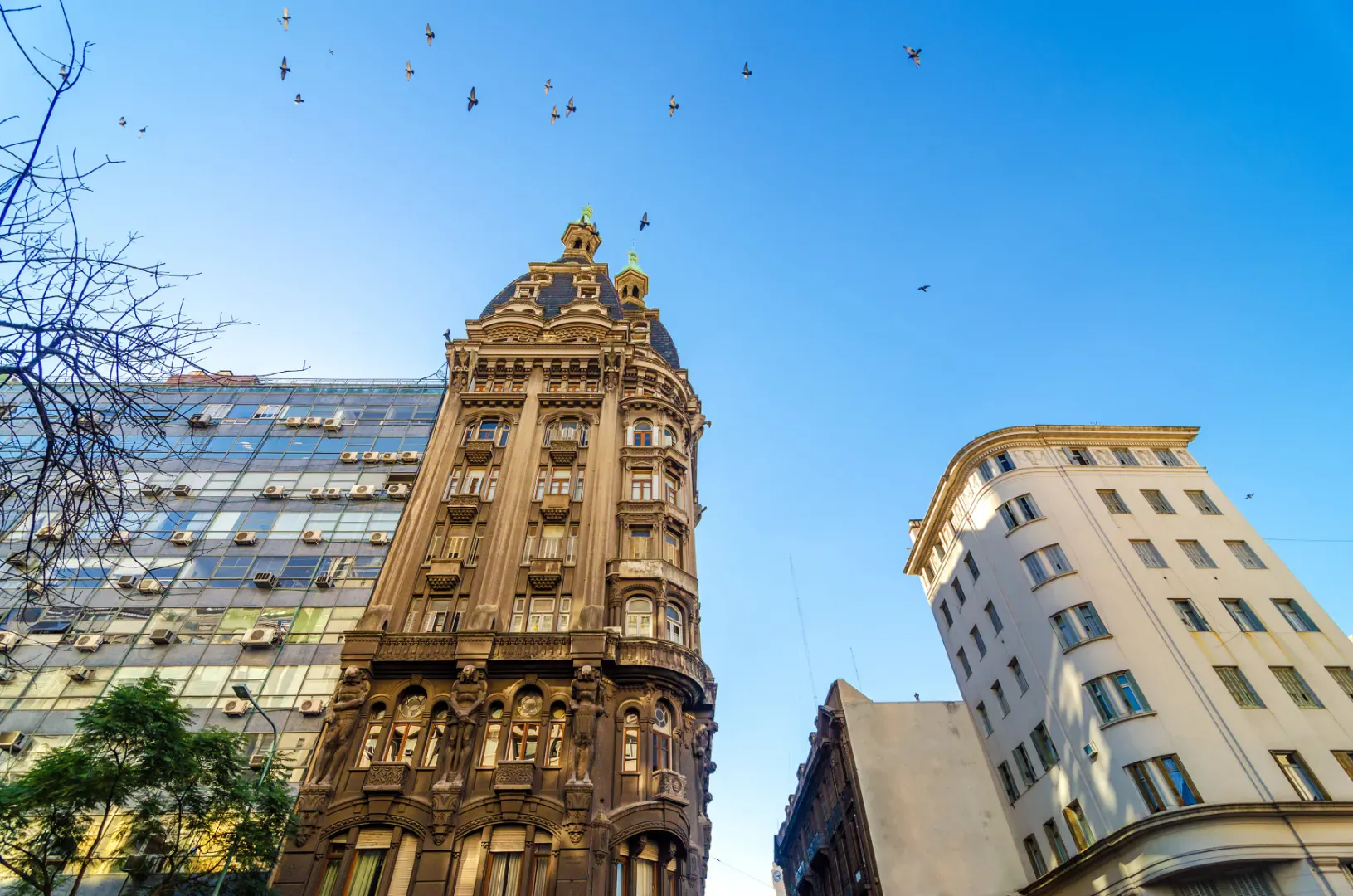 Edificio storico a Buenos Aires con architettura ornata circondato da grattacieli