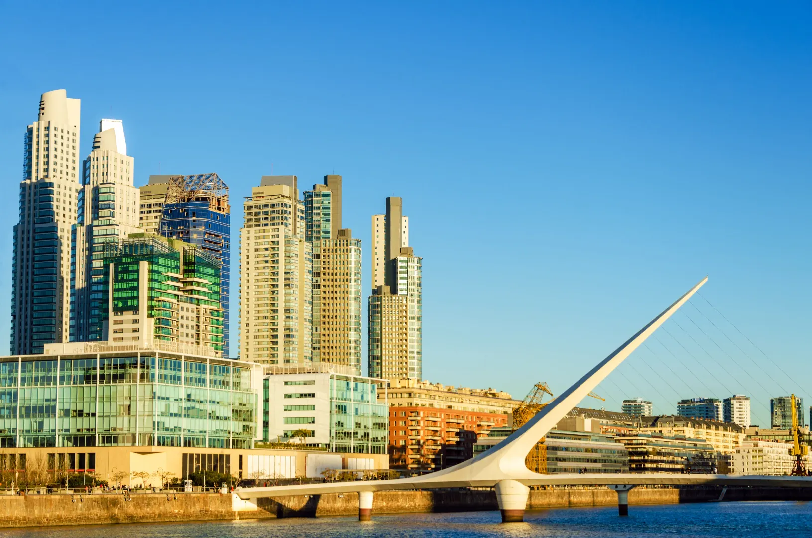 Puerto Madero a Buenos Aires con grattacieli moderni e il Ponte delle Donne