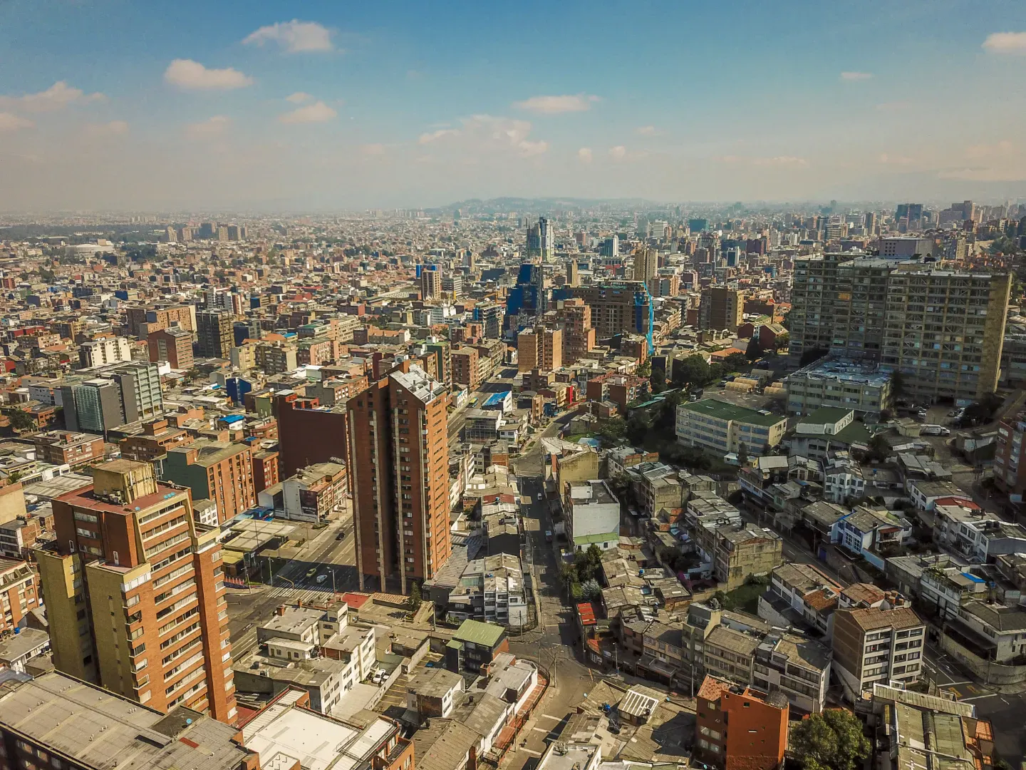 Bogotá con grattacieli e una vasta area urbana sotto un cielo sereno