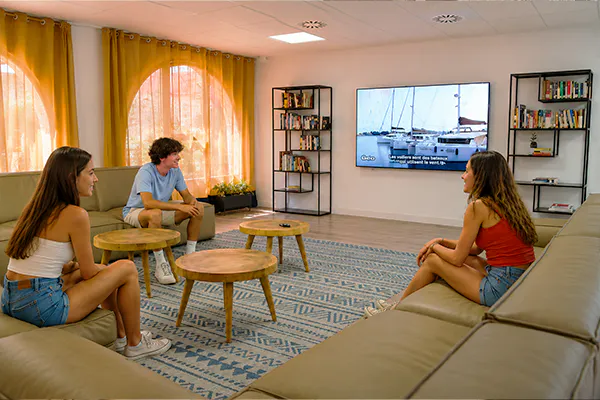 Grupo de acampantes conversando em uma sala comum