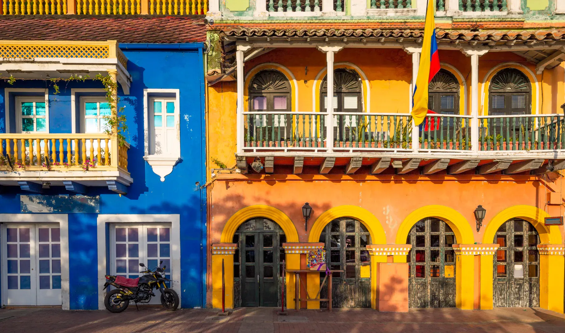 Facciate coloniali colorate con balconi tradizionali in una strada storica